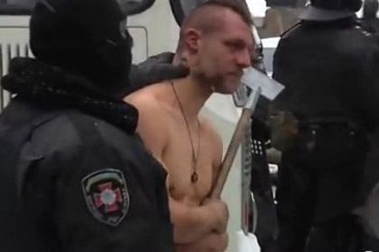 Милиционера арестовали за издевательства над активистом «Евромайдана»