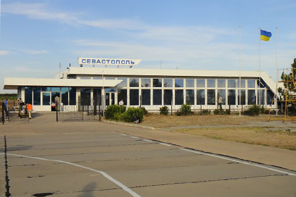 Российские военнослужащие взяли под контроль аэропорт Севастополя