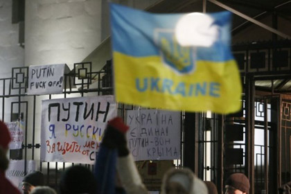Активисты Майдана взяли под охрану посольство России в Киеве