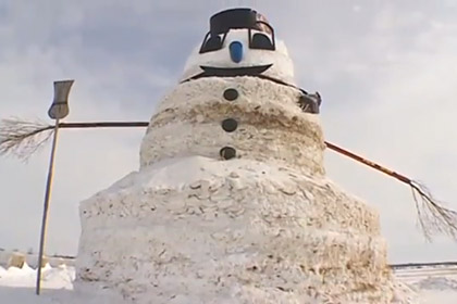 Фермер слепил 15-метрового снеговика