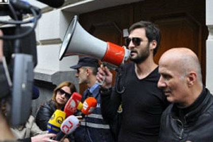Сторонников Саакашвили забросали яйцами в Тбилиси