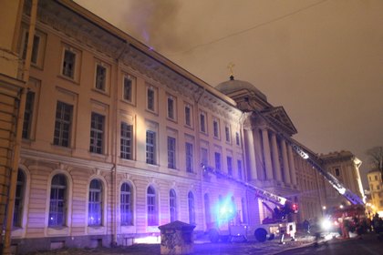 У здания Академии художеств в Санкт-Петербурге загорелась крыша