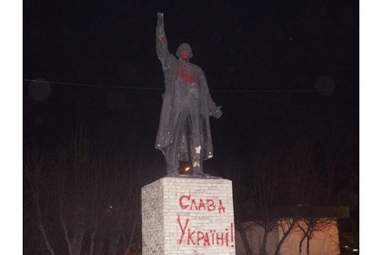 В Красноярске на памятнике Ленину написали «Слава Украине!»