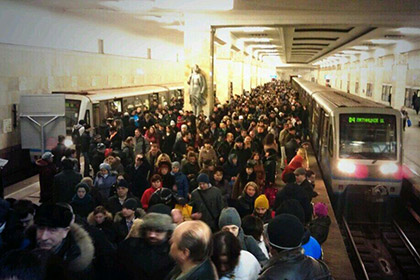 В тоннеле на «синей» ветке московского метро застрял поезд