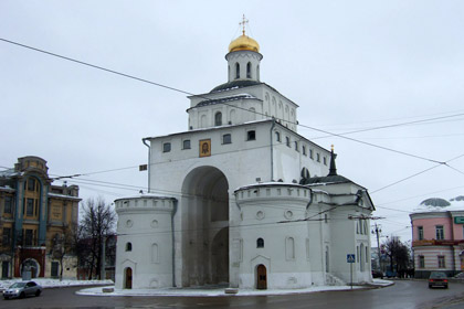 Во Владимире автомобиль врезался в памятник «Золотые ворота»