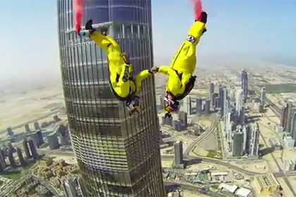 Бейсджамперы прыгнули с самого высокого здания в мире