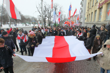 Группу белоруссов отдали под суд за бессловный митинг на кладбище