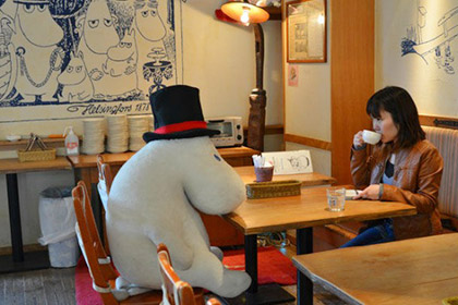 К одиноким посетителям японского кафе решили подсаживать муми-троллей