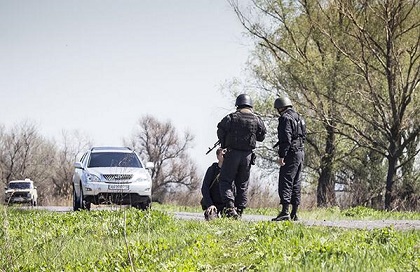 Опубликовано фото корреспондента LifeNews на коленях перед военными Украины