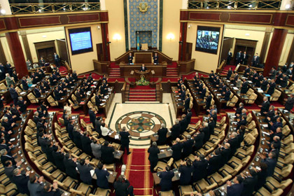 Парламент Казахстана запретил травматическое оружие