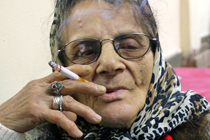 Пенсионерку выселят из дома за отказ бросить курить