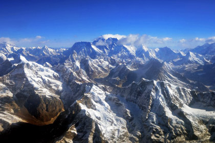 Шесть альпинистов погибли после схода лавины на Эвересте