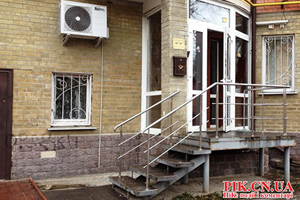 В Чернигове забросали камнями почетное консульство России