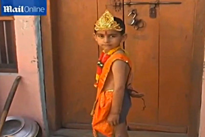В Индии хвостатого мальчика считают воплощением божества
