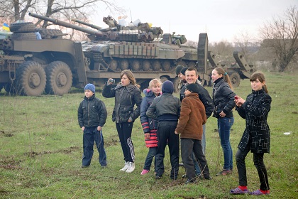 Жители села под Луганском остановили колонну бронетехники