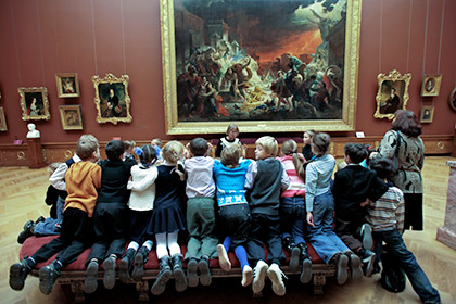 Детям и студентам разрешили иногда ходить в музеи бесплатно