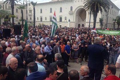 Митингующие пошли на штурм администрации президента Абхазии