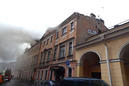 В Петербурге горит здание Апраксина двора