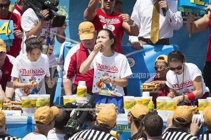 Американка весом 50 килограммов победила в конкурсе по поеданию хот-догов