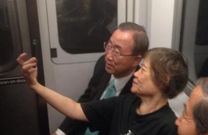 Генсек ООН сделал селфи с незнакомкой в метро