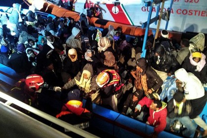 На лодке у берегов Италии нашли 30 тел нелегалов