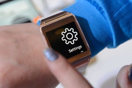 Samsung выпустила часы на платформе Android Wear