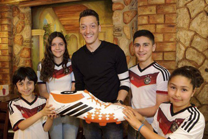 Игрок сборной Германии оплатит операции бразильским детям