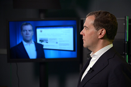 Медведев решил подводить итоги недели в своем видеоблоге
