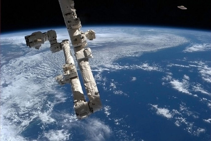 Орбиту МКС скорректируют из-за космического мусора
