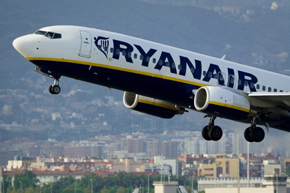 Пассажир Ryanair перепутал выход из самолета с дверью в туалет
