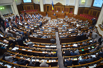 Рада попросила Порошенко ввести военное положение