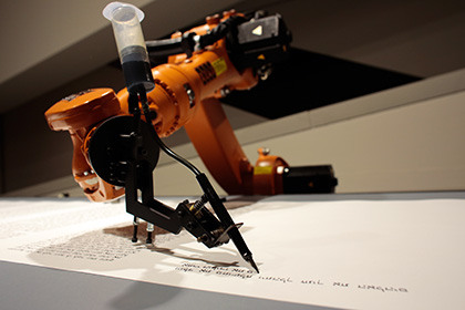 В Еврейском музее представили робота-торописца