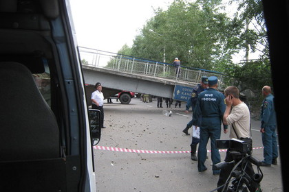 В Красноярске обрушился пешеходный мост