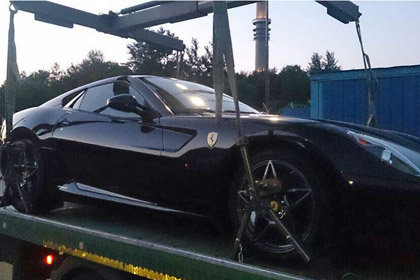 Владелец Ferrari гонялся в Москве за забравшим его машину эвакуатором