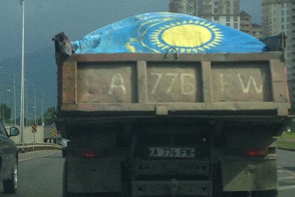 Казахстанца оштрафовали за накрывание флагом мусора