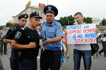 Майдановцы устроили пикет за отмену военного парада