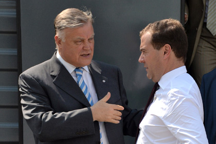 Медведев продлил полномочия Якунина на посту главы РЖД