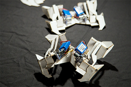 Оригами-робот самостоятельно собрал себя из плоского листа и пошел