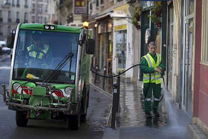 Парижане выстроились в очередь за дипломом мусорщика