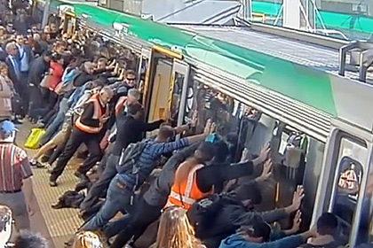Пассажиры наклонили вагон поезда ради спасения попутчика