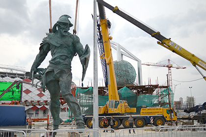 Перед стадионом «Спартака» установили гигантскую скульптуру гладиатора