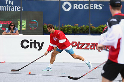 Роджер Федерер сыграл в хоккей на корте