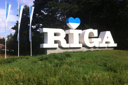 Тысячи латвийцев потребовали изменить надпись на въезде в Ригу