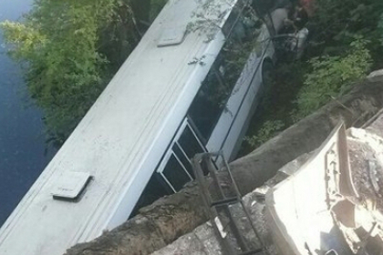 В Калининграде автобус с пассажирами упал с моста