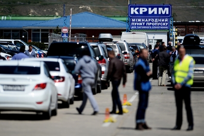 Женщине разбили голову за попытку проехать без очереди на паром в Крым
