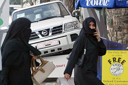 Жительницам ОАЭ запретили прихорашиваться за рулем