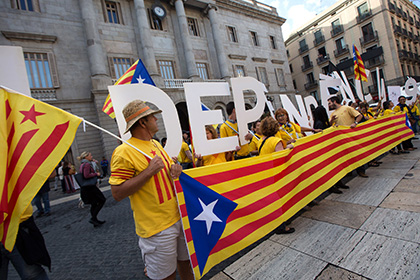 Власти Каталонии приостановили подготовку к референдуму