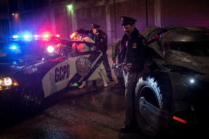 Зак Снайдер арестовал персонажа «Звездных войн» за угон бэтмобиля