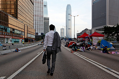 Почти все демонстранты в Гонконге покинули баррикады