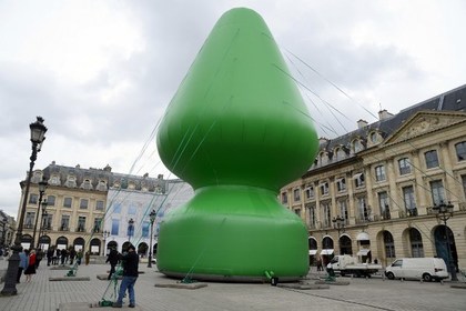 Похожую на секс-игрушку надувную ель убрали с площади в Париже